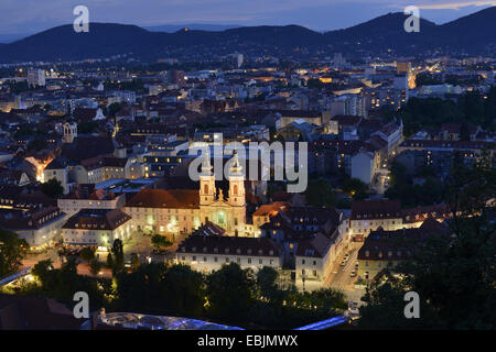 nächtlichen Blick über die Dächer der Stadt mit der beleuchteten Mariahilfkirche, Österreich, Steiermark, Graz Stockfoto