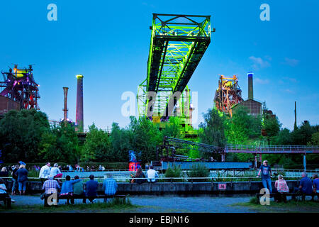 beleuchteten Landschaftspark Duisburg-Nord am Abend, Duisburg, Ruhrgebiet, Nordrhein-Westfalen, Deutschland Stockfoto