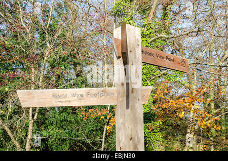 Holzschild Post Symonds Yat Rock lenken zu historischen Blick Punkt und River Wye Wanderweg Stockfoto