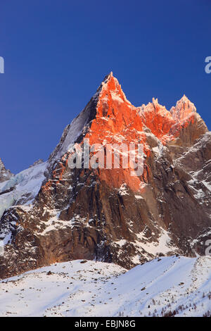 Berg von Schnee bedeckten Aiguilles de Chamonix im Alpenglühen, Frankreich, Haute-Savoie Stockfoto