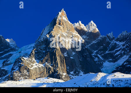 Berggipfel schneebedeckt Aiguilles de Chamonix vor einem strahlend blauen Himmel, Frankreich, Haute-Savoie Stockfoto