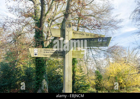 Wegweiser aus Holz für den Symonds Yat Trail, historische Betrachtung Punkt und Vogel anzeigen Stockfoto