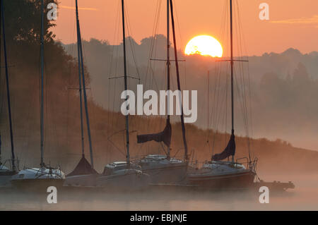 Segelyacht im morgendlichen Nebel bei Sonnenaufgang, Deutschland Stockfoto