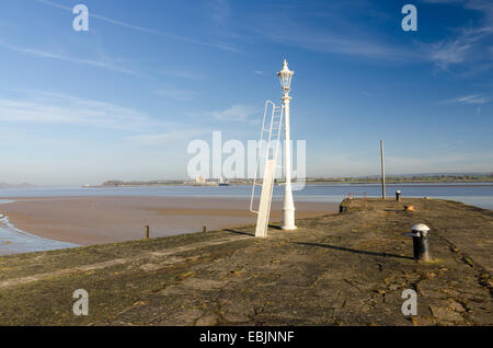 Der Hafenmauer in Lydney Hafen auf dem Westufer des Flusses Severn in Gloucestershire Stockfoto