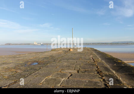 Der Hafenmauer in Lydney Hafen auf dem Westufer des Flusses Severn in Gloucestershire Stockfoto