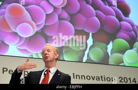 Leverkusen, Deutschland. 2. Dezember 2014. CEO der Bayer AG Marijn Dekkers spricht bei einer Veranstaltung für die Präsentation der Bayer Innovation Prespectives 2014 in Leverkusen, Deutschland, 2. Dezember 2014. Foto: HENNING KAISER/Dpa/Alamy Live News Stockfoto