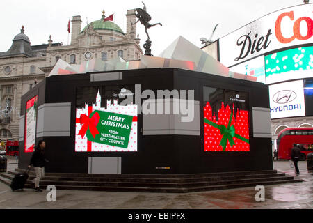 London UK. 2. Dezember 2014. Statue des Eros ist dekoriert mit Weihnachtsgeschenke in Piccadilly Circus London Credit: Amer Ghazzal/Alamy Live-Nachrichten Stockfoto