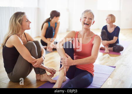 Vier Frauen sitzen am Boden im Pilates-Klasse Stockfoto