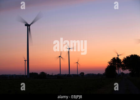 Silhouetten von einer Windenergieanlage bei Sonnenaufgang, Deutschland Stockfoto