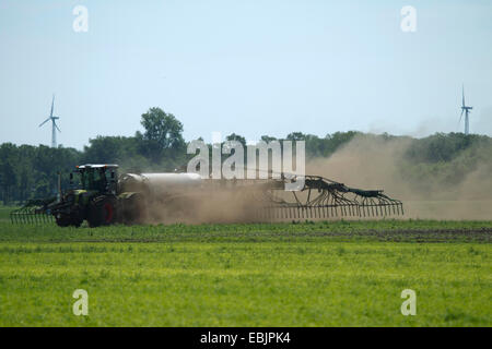 Entsorgung der Gülle in einem Feld im Frühjahr, Deutschland Stockfoto