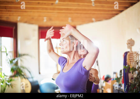 Reife weibliche Schüler und Lehrer in Pilates-Fitness-Studio Stockfoto