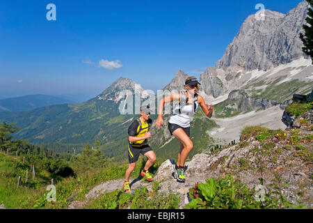 junges Paar Trailrunning im Dachsteingebirge, Österreich, Steiermark, Dachstein Stockfoto