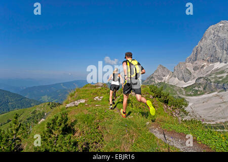 junges Paar Trailrunning im Dachsteingebirge, Österreich, Steiermark, Dachstein Stockfoto