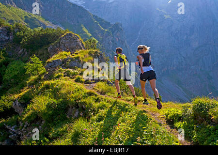 junges Paar Trailrunning im Dachsteingebirge, Österreich, Steiermark, Dachstein Stockfoto