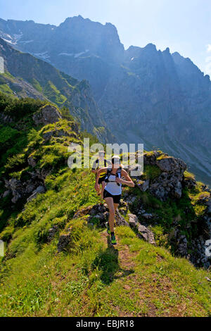 junges Paar Trailrunning im Dachsteingebirge, Österreich, Steiermark, Dachstein Stockfoto