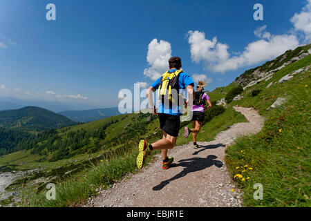 junges Paar Trailrunning im Dachsteingebirge, Österreich, Steiermark, Dachstein Stockfoto