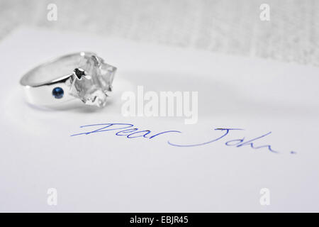 Verlobungsring auf einen Buchstaben, Dear John zurückgegeben. Stockfoto