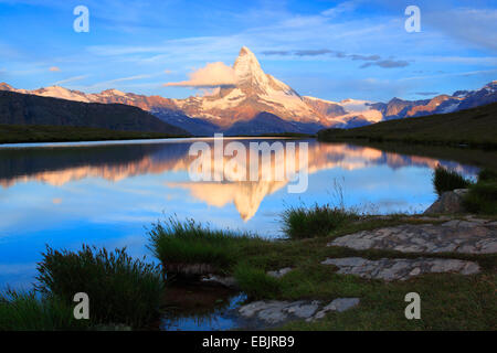 Matterhorn Spiegelung im See Stellisee bei Sonnenaufgang, Schweiz, Wallis Stockfoto