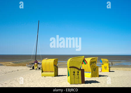 überdachte Strand Korbsessel und Katamaran am Strand Sahlenburg, Deutschland, Niedersachsen, Cuxhaven Stockfoto