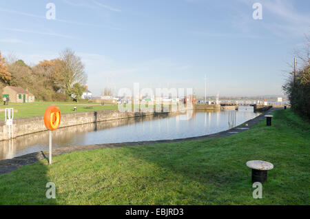 Lydney Kanal führt zum Hafen auf dem Westufer des Flusses Severn in Gloucestershire Stockfoto