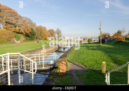 Lydney Kanal führt zum Hafen auf dem Westufer des Flusses Severn in Gloucestershire Stockfoto