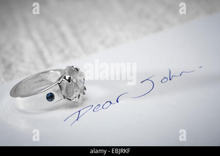 Verlobungsring auf einen Buchstaben, Dear John zurückgegeben. Stockfoto