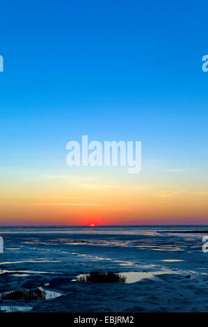 Sonnenuntergang über der Nordsee in der Nähe von Cappel-Neufeld, Deutschland, Niedersachsen Stockfoto