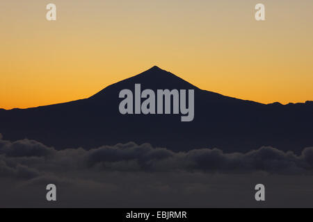 der Vulkan Pico del Teide (3718 m) auf Teneriffa bei Sonnenaufgang im Bild von La Gomera, Kanarische Inseln, Gomera Stockfoto
