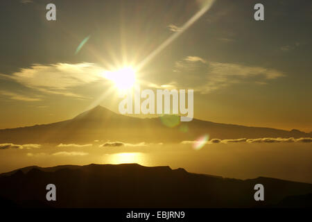 Sonnenaufgang über Teneriffa gesehen von der Mirador Roque de Ojila, Kanarische Inseln, La Gomera Stockfoto