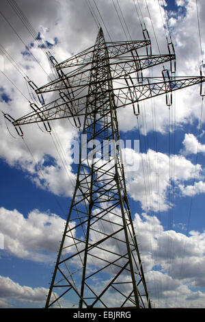 Strommast und Wolken, Deutschland Stockfoto