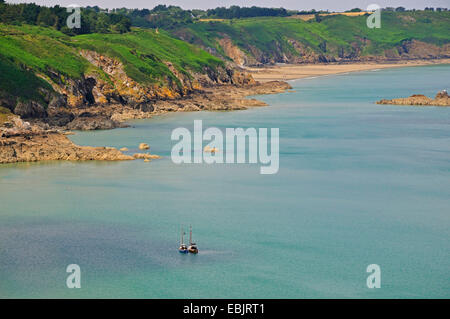 zwei Segelboote ankern vor der felsigen Küste, Frankreich, Bretagne Stockfoto