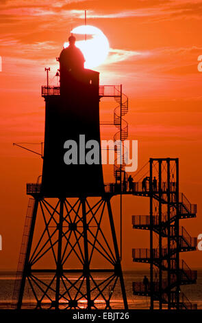 Silhouette der Leuchtturm Obereversand in Dorum Neufeld bei Sonnenuntergang, Deutschland, Niedersachsen, Cuxhaven Stockfoto