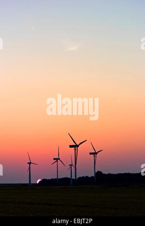 Windpark vor Sonnenuntergang, Deutschland Stockfoto