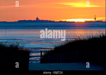 Sonnenuntergang im Wattenmeer in der Nähe von Cuxhaven Sahlenburg, Blick auf die Insel Neuwerk, Deutschland, Niedersachsen, Cuxhaven Stockfoto