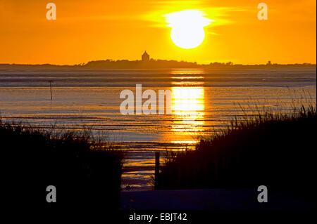 Sonnenuntergang im Wattenmeer in der Nähe von Cuxhaven-Sahlenburg. im Hinblick auf die Insel Neuwerk, Deutschland, Niedersachsen, Cuxhaven Stockfoto