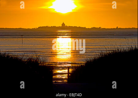 Sonnenuntergang im Wattenmeer in der Nähe von Cuxhaven-Sahlenburg. im Hinblick auf die Insel Neuwerk, Deutschland, Niedersachsen, Cuxhaven Stockfoto