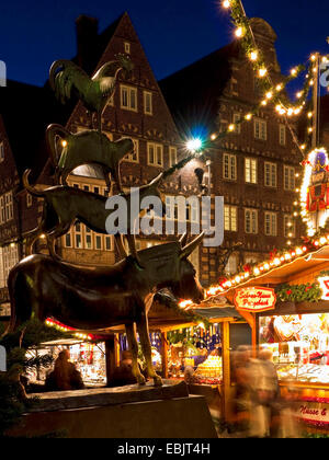 Bremer Stadtmusikanten mit Weihnachtsmarkt am Abend Beleuchtung, Deutschland, Bremen Stockfoto