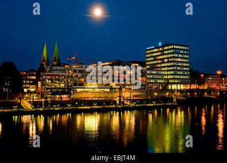 Mondaufgang über der Schlachte (Promenade an der Weser) Abend Beleuchtung, Deutschland, Bremen Stockfoto