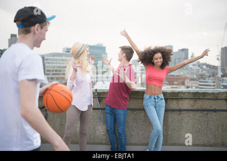 Gruppe von Freunden, tanzen, junge mit basketball Stockfoto