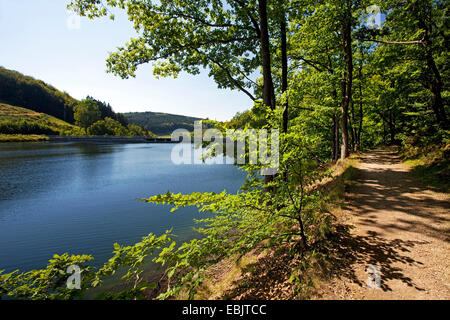 Blick von der Weg um die Jubachtalsperre an der Stützmauer, Kierspe, Sauerland, Nordrhein-Westfalen, Deutschland Stockfoto