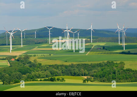 Panoramablick über eine Agrarlandschaft Windenergieanlage, Deutschland Stockfoto