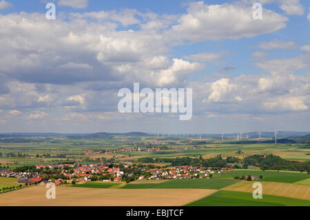 Panoramablick über eine Agrarlandschaft Windenergieanlage, Deutschland Stockfoto