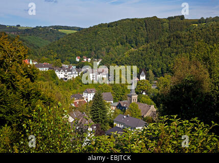 Blick vom bewaldeten Hügel im Zentrum Stadt mit der Erloeserkirche, Deutschland, Nordrhein-Westfalen, Sauerland, Schalksmuehle Stockfoto