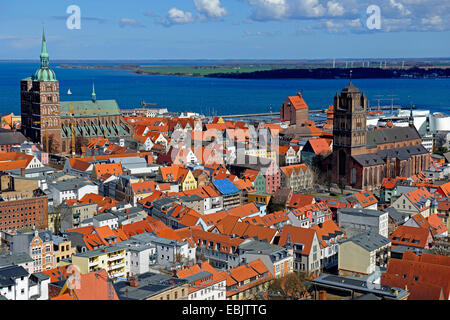 Blick von der Marienkirche über die Altstadt mit den Kirchen St. Nikolai und St. Jakobi, den Hafen und den Strelasund, Deutschland, Mecklenburg-Vorpommern, Stralsund Stockfoto