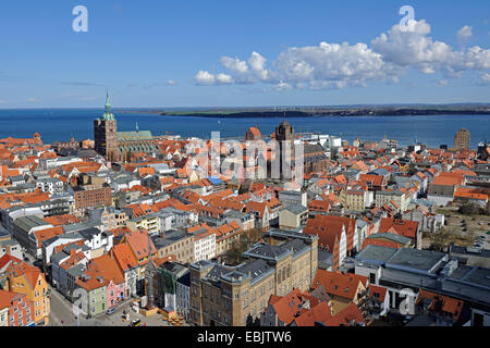 Blick von der Marienkirche über die Altstadt mit den Kirchen St. Nikolai und St. Jakobi, den Hafen und den Strelasund, Deutschland, Mecklenburg-Vorpommern, Stralsund Stockfoto