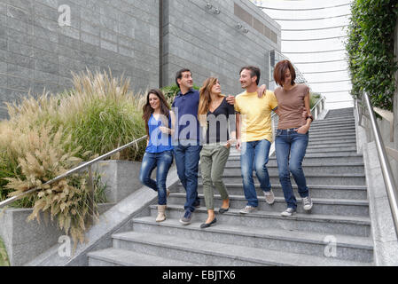 Gruppe von Freunden zusammen Treppen hinunter gehen Stockfoto