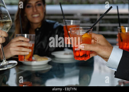 Gruppe von Freunden macht toast Stockfoto