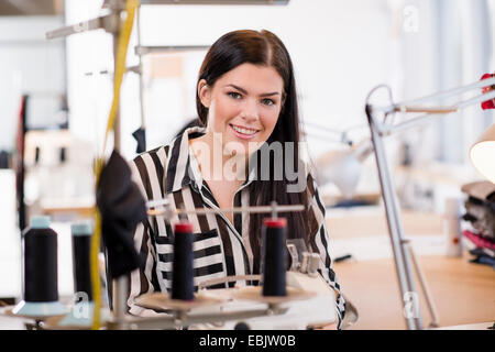 Porträt der jungen weiblichen Näherin in Werkstatt Stockfoto