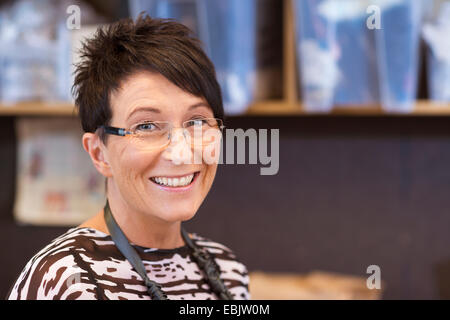 Porträt von lächelnden Reife Näherin in Werkstatt Stockfoto