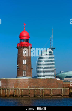 Leuchtturm an der Mündung der Geeste und Hotel Atlantic im Hintergrund, Deutschland, Bremerhaven Stockfoto